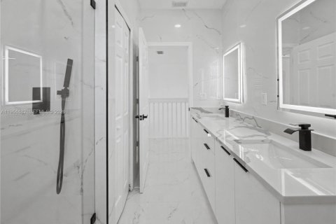 House in Miami, Florida 5 bedrooms, 288.28 sq.m. № 2026138 - photo 24