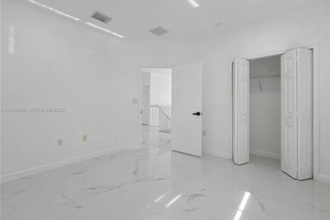 House in Miami, Florida 5 bedrooms, 288.28 sq.m. № 2026138 - photo 28