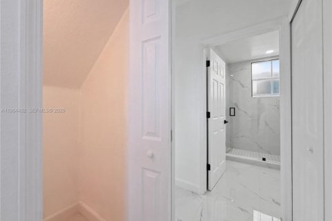 House in Miami, Florida 5 bedrooms, 288.28 sq.m. № 2026138 - photo 21