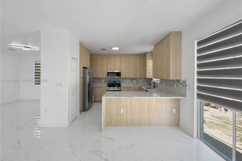 House in Miami, Florida 5 bedrooms, 288.28 sq.m. № 2026138 - photo 12