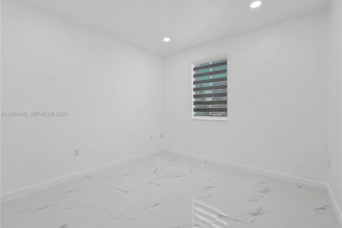 House in Miami, Florida 5 bedrooms, 288.28 sq.m. № 2026138 - photo 26
