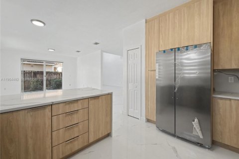 House in Miami, Florida 5 bedrooms, 288.28 sq.m. № 2026138 - photo 14