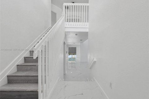 House in Miami, Florida 5 bedrooms, 288.28 sq.m. № 2026138 - photo 6