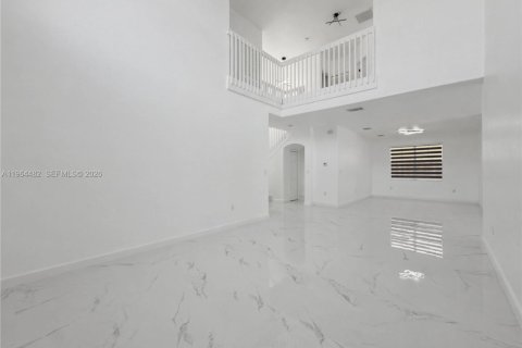 House in Miami, Florida 5 bedrooms, 288.28 sq.m. № 2026138 - photo 19