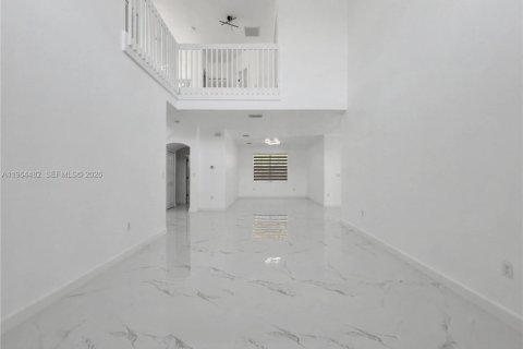 House in Miami, Florida 5 bedrooms, 288.28 sq.m. № 2026138 - photo 9