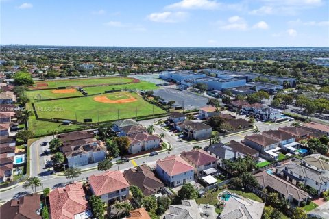 House in Miami, Florida 5 bedrooms, 288.28 sq.m. № 2026138 - photo 3