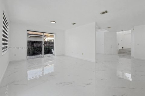 House in Miami, Florida 5 bedrooms, 288.28 sq.m. № 2026138 - photo 15