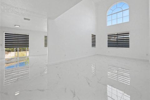House in Miami, Florida 5 bedrooms, 288.28 sq.m. № 2026138 - photo 7