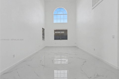 House in Miami, Florida 5 bedrooms, 288.28 sq.m. № 2026138 - photo 8