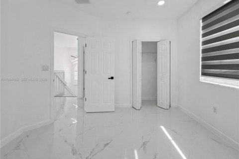 House in Miami, Florida 5 bedrooms, 288.28 sq.m. № 2026138 - photo 29