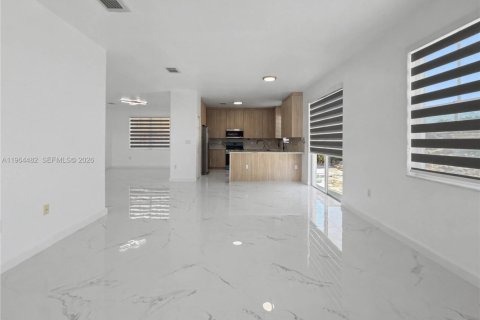 House in Miami, Florida 5 bedrooms, 288.28 sq.m. № 2026138 - photo 11