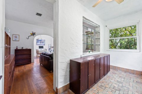 House in Coral Gables, Florida 3 bedrooms, 130.34 sq.m. № 1889945 - photo 6