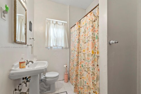 House in Coral Gables, Florida 3 bedrooms, 130.34 sq.m. № 1889945 - photo 7