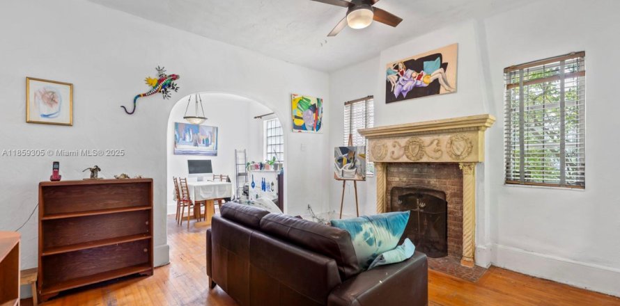 House in Coral Gables, Florida 3 bedrooms, 130.34 sq.m. № 1889945