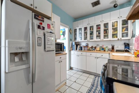 House in Coral Gables, Florida 3 bedrooms, 130.34 sq.m. № 1889945 - photo 4