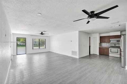 Villa ou maison à louer à North Lauderdale, Floride: 3 chambres, 160.44 m2 № 1949093 - photo 6