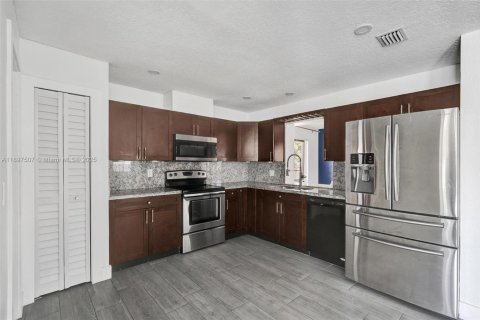 Villa ou maison à louer à North Lauderdale, Floride: 3 chambres, 160.44 m2 № 1949093 - photo 5