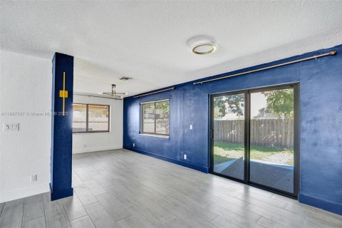 Villa ou maison à louer à North Lauderdale, Floride: 3 chambres, 160.44 m2 № 1949093 - photo 9