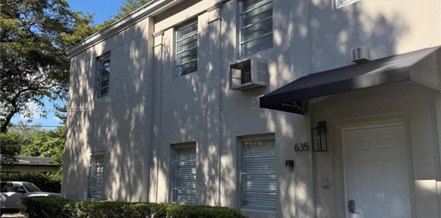 Кондоминиум с 2 спальнями в Корал-Гейблс, Флорида № 1973495