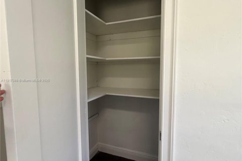 Снять в аренду кондоминиум в Корал-Гейблс, Флорида 2 спальни, 316.98м2, № 1973495 - фото 4