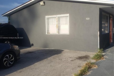 Immobilier commercial à vendre à Miami, Floride: 233.28 m2 № 1892190 - photo 1