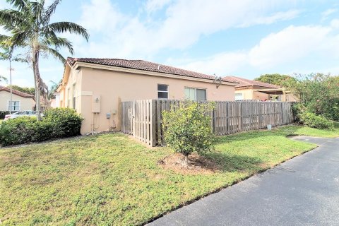 Villa ou maison à vendre à Cutler Bay, Floride: 3 chambres, 130.25 m2 № 2270641 - photo 2