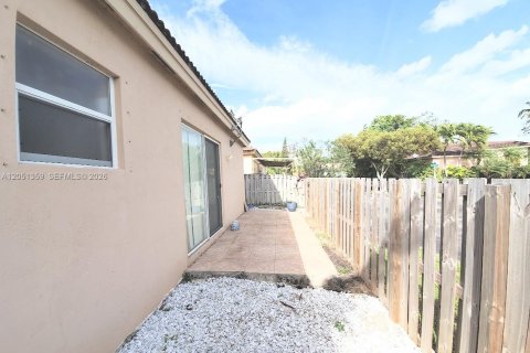 Villa ou maison à vendre à Cutler Bay, Floride: 3 chambres, 130.25 m2 № 2270641 - photo 3