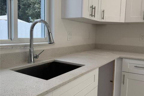 Villa ou maison à louer à Miami, Floride: 2 chambres № 2008071 - photo 5