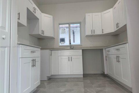 Villa ou maison à louer à Miami, Floride: 2 chambres № 2008071 - photo 4