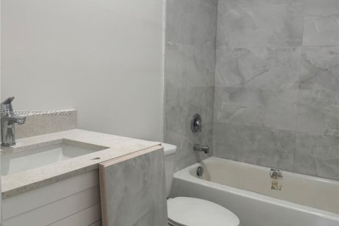 Villa ou maison à louer à Miami, Floride: 2 chambres № 2008071 - photo 8