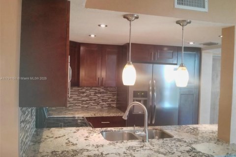 Condo in Miami, Florida, 2 bedrooms  № 1731644 - photo 3