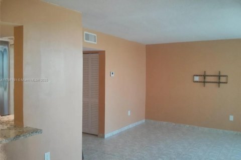 Condo in Miami, Florida, 2 bedrooms  № 1731644 - photo 4