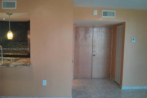 Condo in Miami, Florida, 2 bedrooms  № 1731644 - photo 7