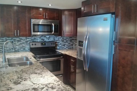Condo in Miami, Florida, 2 bedrooms  № 1731644 - photo 2