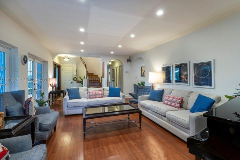 Villa ou maison à vendre à Miami, Floride: 5 chambres, 374.67 m2 № 2004769 - photo 12