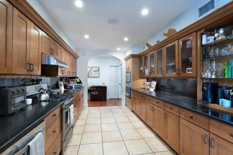 Villa ou maison à vendre à Miami, Floride: 5 chambres, 374.67 m2 № 2004769 - photo 15