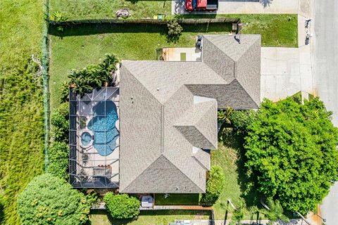 House in Merrit Island, Florida 4 bedrooms, 250.93 sq.m. № 1894114 - photo 12