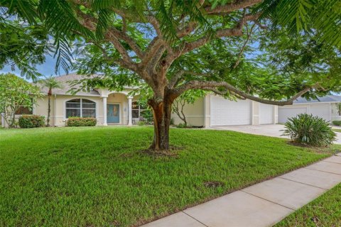 House in Merrit Island, Florida 4 bedrooms, 250.93 sq.m. № 1894114 - photo 27