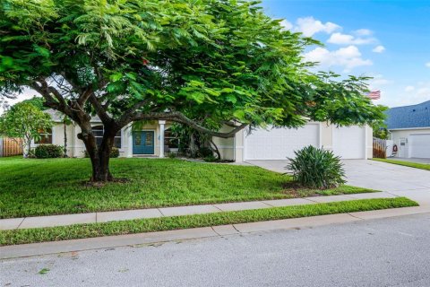 House in Merrit Island, Florida 4 bedrooms, 250.93 sq.m. № 1894114 - photo 1