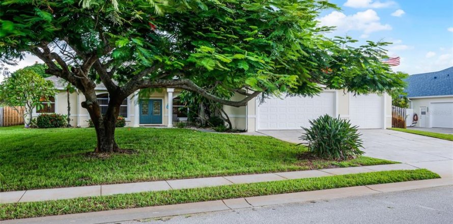 House in Merrit Island, Florida 4 bedrooms, 250.93 sq.m. № 1894114