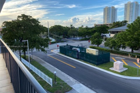 Condominio en venta en Hallandale Beach, Florida, 1 dormitorio, 79.34 m2 № 2035724 - foto 13