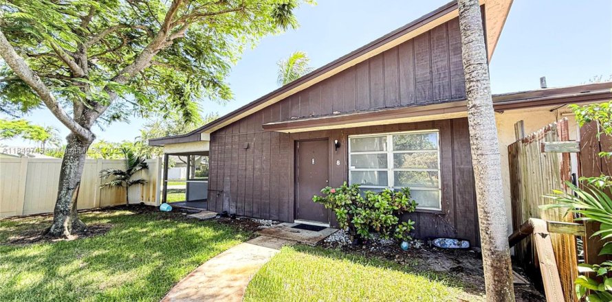 Condominio en Pompano Beach, Florida, 2 dormitorios  № 2077292