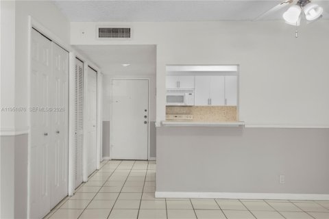 Condo in Weston, Florida, 1 bedroom № 2008284 - photo 7