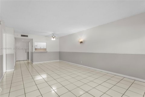 Condo in Weston, Florida, 1 bedroom № 2008284 - photo 4