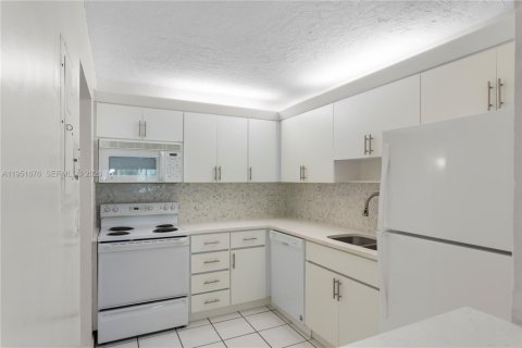 Condo in Weston, Florida, 1 bedroom № 2008284 - photo 10