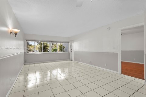 Condo in Weston, Florida, 1 bedroom № 2008284 - photo 5