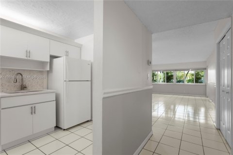 Condo in Weston, Florida, 1 bedroom № 2008284 - photo 8