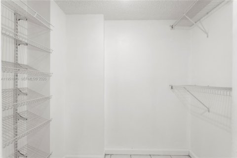 Condo in Weston, Florida, 1 bedroom № 2008284 - photo 17