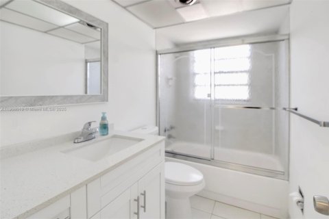 Copropriété à vendre à Hallandale Beach, Floride: 2 chambres, 111.48 m2 № 1956957 - photo 15