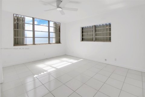 Copropriété à vendre à Hallandale Beach, Floride: 2 chambres, 111.48 m2 № 1956957 - photo 9